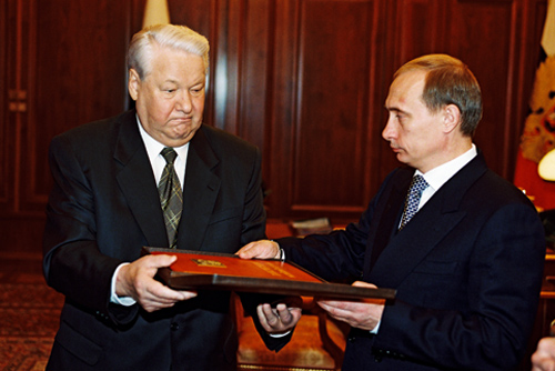 Boris Eltsine transmettant la Constitution à Vladimir Poutine, le 31 décembre 1999, dans le bureau présidentiel du Kremlin.