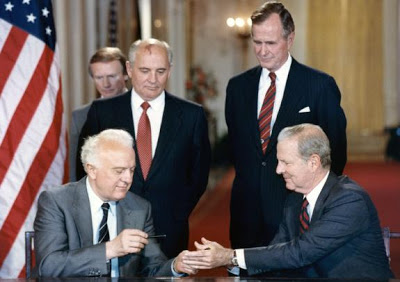 Ministre des affaires étrangères soviétique Edouard Chevardnadze, Président de l'URSS Mikhaïl Gorbatchev, Président américain George H.W. Bush, et Secrétaitre d'Etat américain James Baker, Juin 1990. Source : White House photo.