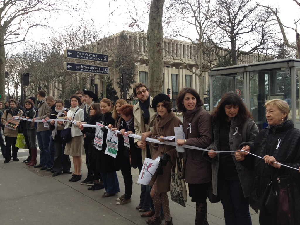 Action pour des élections justes en Russie organisée par Russie-Libertés, devant l'ambassade de Russie à Paris, 26 février 2012. Photo : Alexis Prokopiev